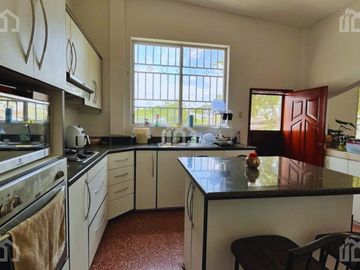 VENTA CASA CON TERRENO AMPLIO ZONA RESIDENCIAL MANTA