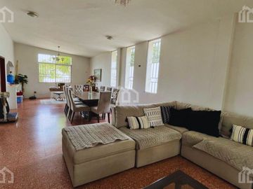 VENTA CASA CON TERRENO AMPLIO ZONA RESIDENCIAL MANTA