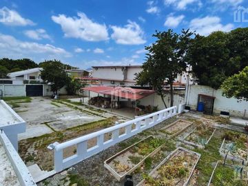 VENTA CASA CON TERRENO AMPLIO ZONA RESIDENCIAL MANTA