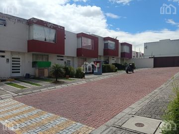CASA DE VENTA EN CONOCOTO