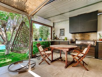OPORTUNIDAD. Venta casa remodelada de un piso, La Reina