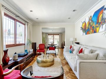 OPORTUNIDAD. Venta casa remodelada de un piso, La Reina