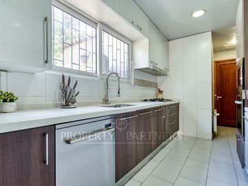 OPORTUNIDAD. Venta casa remodelada de un piso, La Reina
