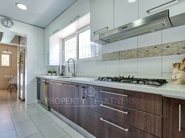 OPORTUNIDAD. Venta casa remodelada de un piso, La Reina