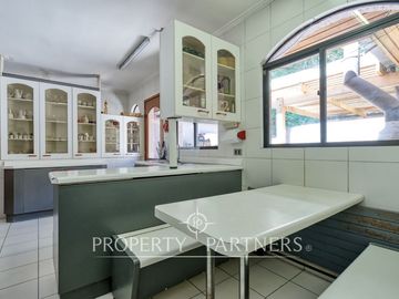 Amplia y cómoda casa en condominio. La Reina Alta.