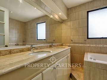 Venta de hermosa y amplia casa en Condominio Ensenada, Peñalolén.
