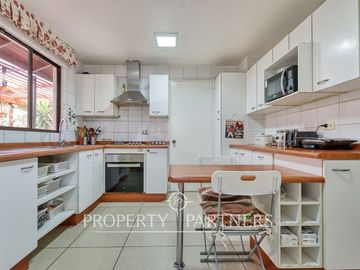 Venta de hermosa y amplia casa en Condominio Ensenada, Peñalolén.