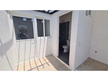 HERMOSA CASA EN PRIVADA EN LADERA DE LA LOMA.