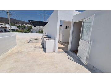 HERMOSA CASA EN PRIVADA EN LADERA DE LA LOMA.
