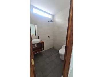 HERMOSA CASA EN PRIVADA EN LADERA DE LA LOMA.