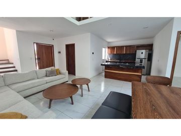 HERMOSA CASA EN PRIVADA EN LADERA DE LA LOMA.