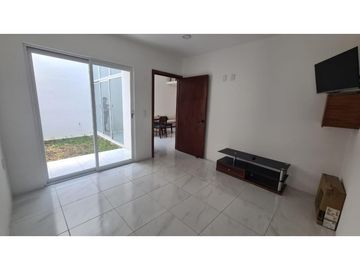 HERMOSA CASA EN PRIVADA EN LADERA DE LA LOMA.