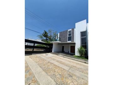 HERMOSA CASA EN PRIVADA EN LADERA DE LA LOMA.