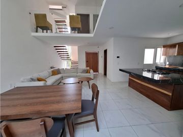 HERMOSA CASA EN PRIVADA EN LADERA DE LA LOMA.