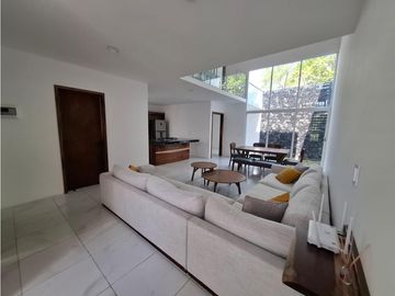 HERMOSA CASA EN PRIVADA EN LADERA DE LA LOMA.