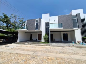 HERMOSA CASA EN PRIVADA EN LADERA DE LA LOMA.