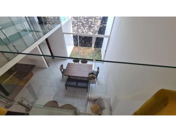 HERMOSA CASA EN PRIVADA EN LADERA DE LA LOMA.