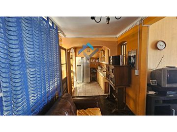 QVAL SPA Permuta o Vende casa Habitacion o Fines comerciales a 20 mt de Alameda y 300 mt Univ. O´Higgins - Acepta Subsidios
