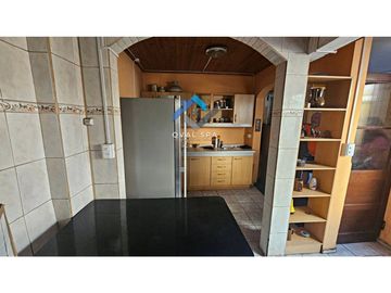 QVAL SPA Permuta o Vende casa Habitacion o Fines comerciales a 20 mt de Alameda y 300 mt Univ. O´Higgins - Acepta Subsidios