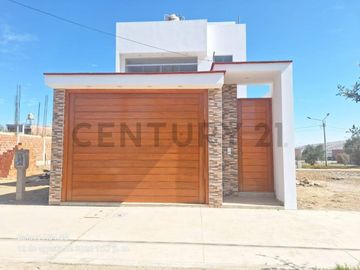 HERMOSA  CASA DE ESTRENO EN VENTA -  URBANIZACION  EL OLIVAR - TACNA