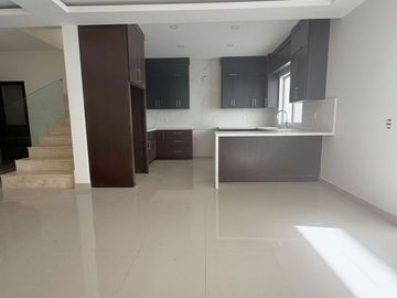 CASA EN VENTA HACIENDA AGUA CALIENTE 4 RECAMARAS
