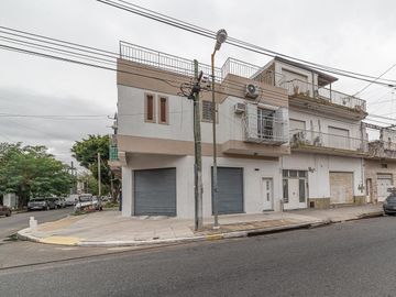 Venta- PH 3 ambientes, patio, terraza, local y cochera cub- Villa Libertad