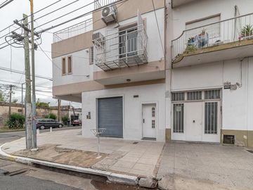 Venta- PH 3 ambientes, patio, terraza, local y cochera cub- Villa Libertad