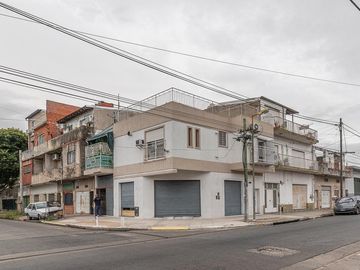 Venta- PH 3 ambientes, patio, terraza, local y cochera cub- Villa Libertad