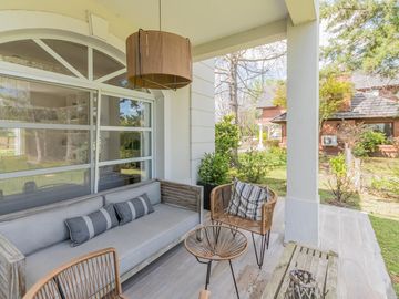 Casa de 500m2 en excelente estado, con terraza y pileta en Abril Club De Campo, Barrio Los Robles