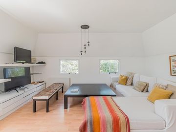 Casa de 500m2 en excelente estado, con terraza y pileta en Abril Club De Campo, Barrio Los Robles