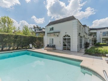 Casa de 500m2 en excelente estado, con terraza y pileta en Abril Club De Campo, Barrio Los Robles
