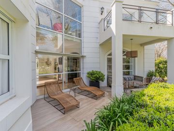 Casa de 500m2 en excelente estado, con terraza y pileta en Abril Club De Campo, Barrio Los Robles