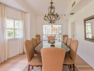 Casa de 500m2 en excelente estado, con terraza y pileta en Abril Club De Campo, Barrio Los Robles