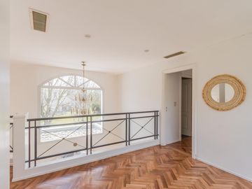 Casa de 500m2 en excelente estado, con terraza y pileta en Abril Club De Campo, Barrio Los Robles