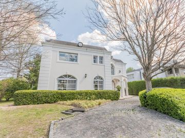 Casa de 500m2 en excelente estado, con terraza y pileta en Abril Club De Campo, Barrio Los Robles