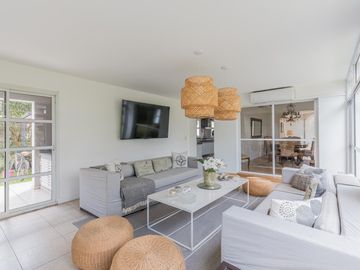 Casa de 500m2 en excelente estado, con terraza y pileta en Abril Club De Campo, Barrio Los Robles