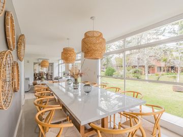 Casa de 500m2 en excelente estado, con terraza y pileta en Abril Club De Campo, Barrio Los Robles