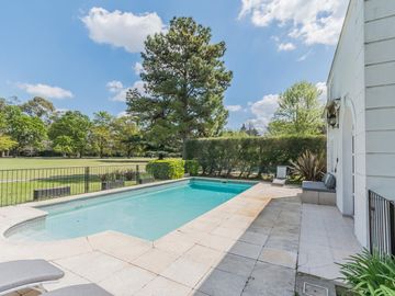 Casa de 500m2 en excelente estado, con terraza y pileta en Abril Club De Campo, Barrio Los Robles