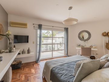 Casa de 500m2 en excelente estado, con terraza y pileta en Abril Club De Campo, Barrio Los Robles