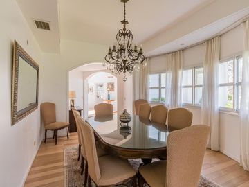Casa de 500m2 en excelente estado, con terraza y pileta en Abril Club De Campo, Barrio Los Robles