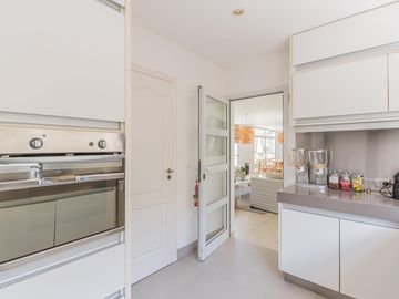 Casa de 500m2 en excelente estado, con terraza y pileta en Abril Club De Campo, Barrio Los Robles