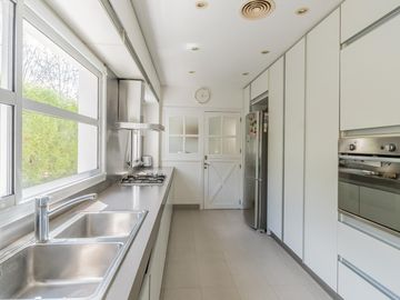 Casa de 500m2 en excelente estado, con terraza y pileta en Abril Club De Campo, Barrio Los Robles
