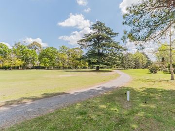 Casa de 500m2 en excelente estado, con terraza y pileta en Abril Club De Campo, Barrio Los Robles