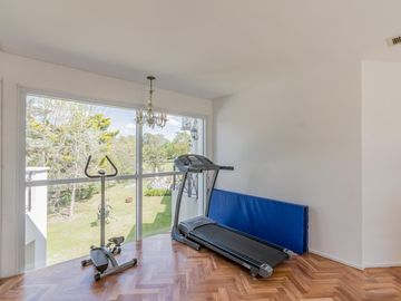 Casa de 500m2 en excelente estado, con terraza y pileta en Abril Club De Campo, Barrio Los Robles