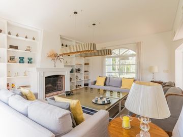 Casa de 500m2 en excelente estado, con terraza y pileta en Abril Club De Campo, Barrio Los Robles