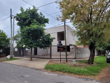 Casa en venta - 3 Dormitorios 2 Baños - Cochera - 300Mts2 - City Bell