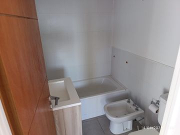 Departamento de dos ambientes con cochera cubierta-Ituzaingo Norte