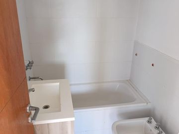 Departamento de dos ambientes con cochera cubierta-Ituzaingo Norte