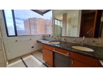 VENDO APARTAMENTO MODERNO EXTERIOR PISO 10 CON TERRAZA - LA CAROLINA