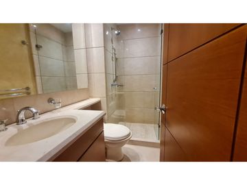 VENDO APARTAMENTO MODERNO EXTERIOR PISO 10 CON TERRAZA - LA CAROLINA